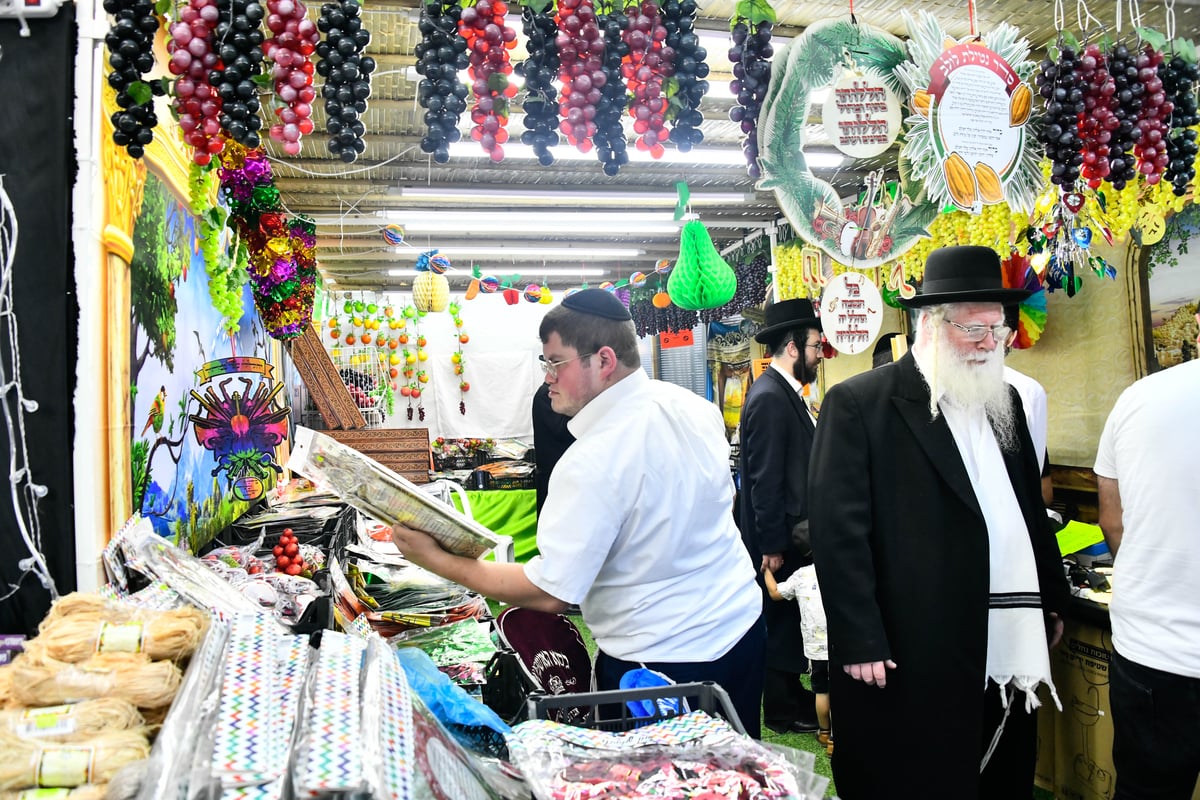 ערב חג הסוכות ברחובות בני ברק 