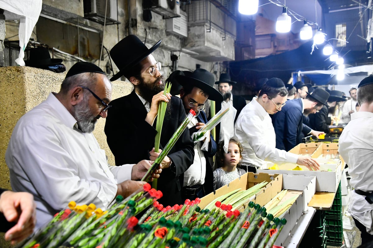 ערב חג הסוכות ברחובות בני ברק 