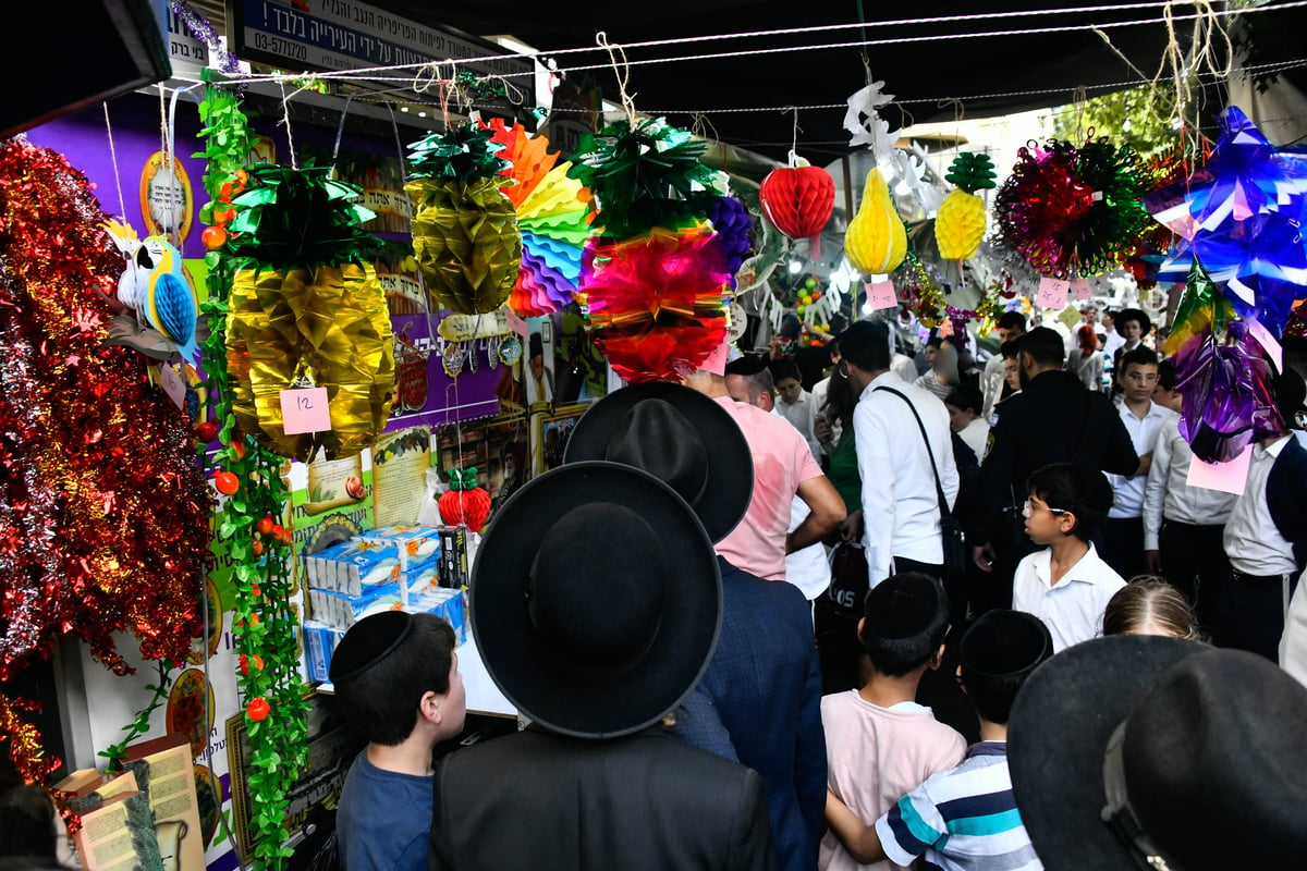 ערב חג הסוכות ברחובות בני ברק 