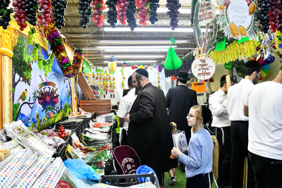 ערב חג הסוכות ברחובות בני ברק 