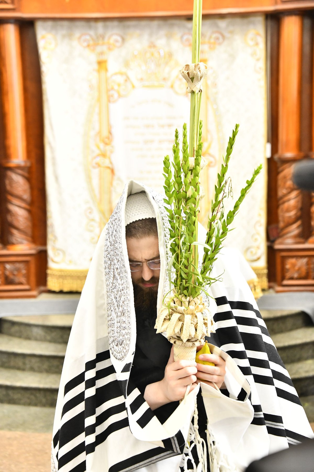 האדמו"ר מסאדיגורה בנטילת לולב 