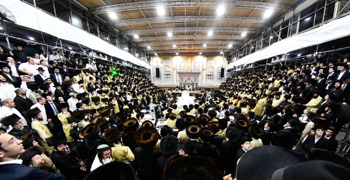 האדמו"ר מתולדות אברהם יצחק בעריכת הטיש לכבוד סוכות 