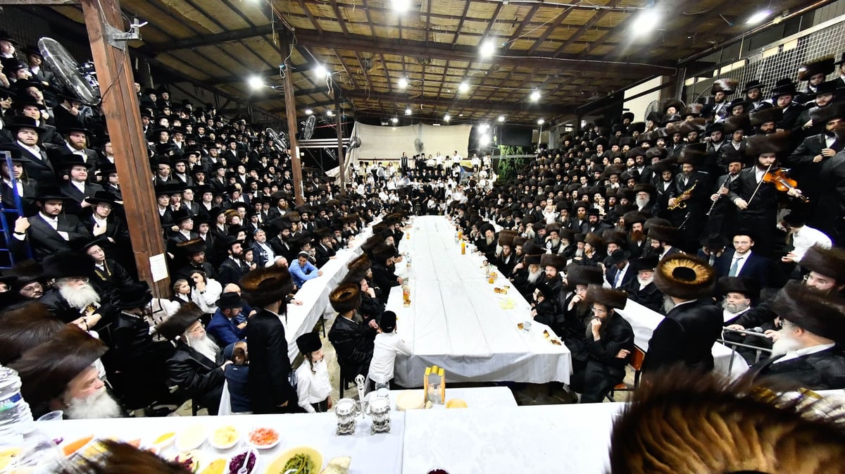 האדמו"ר מנדבורנה בטיש חול המועד סוכות 