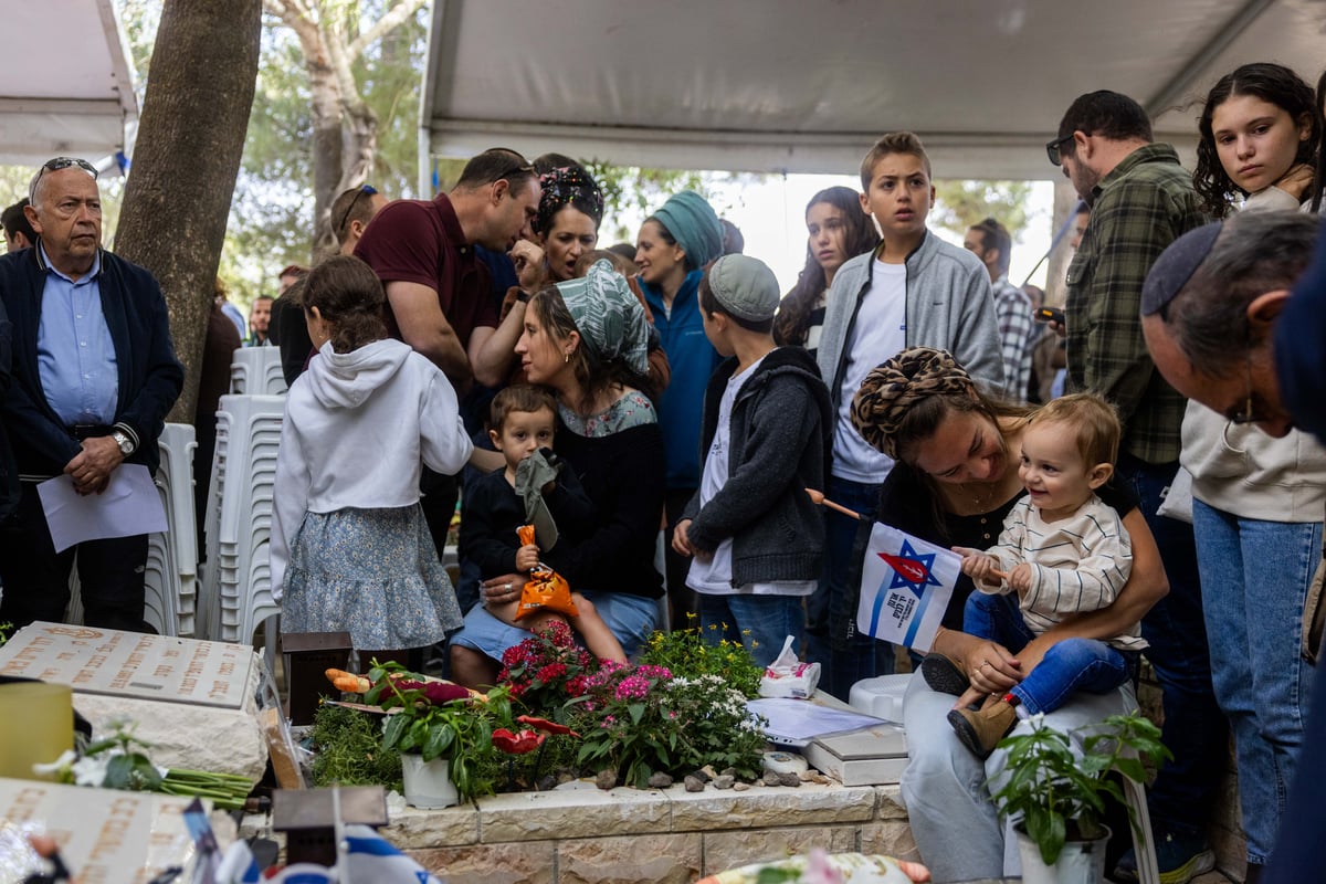 משפחה וחברים אבלים על קברו של רס"ן (במיל') דוד מאיר ז"ל, לוחם בסיירת מטכ"ל, במלאות שנה לנפילתו - בשמחת תורה בשנה שעברה, בקרב מול מחבלי החמאס השפלים בקיבוץ בארי