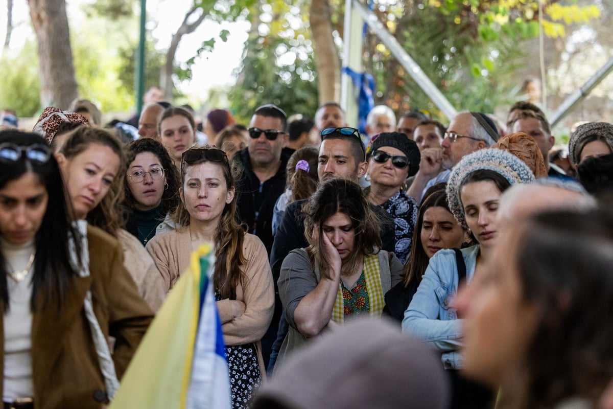 משפחה וחברים אבלים על קברו של רס"ן (במיל') דוד מאיר ז"ל, לוחם בסיירת מטכ"ל, במלאות שנה לנפילתו - בשמחת תורה בשנה שעברה, בקרב מול מחבלי החמאס השפלים בקיבוץ בארי