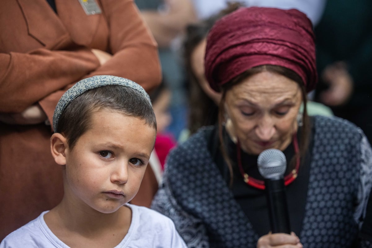 משפחה וחברים אבלים על קברו של רס"ן (במיל') דוד מאיר ז"ל, לוחם בסיירת מטכ"ל, במלאות שנה לנפילתו - בשמחת תורה בשנה שעברה, בקרב מול מחבלי החמאס השפלים בקיבוץ בארי