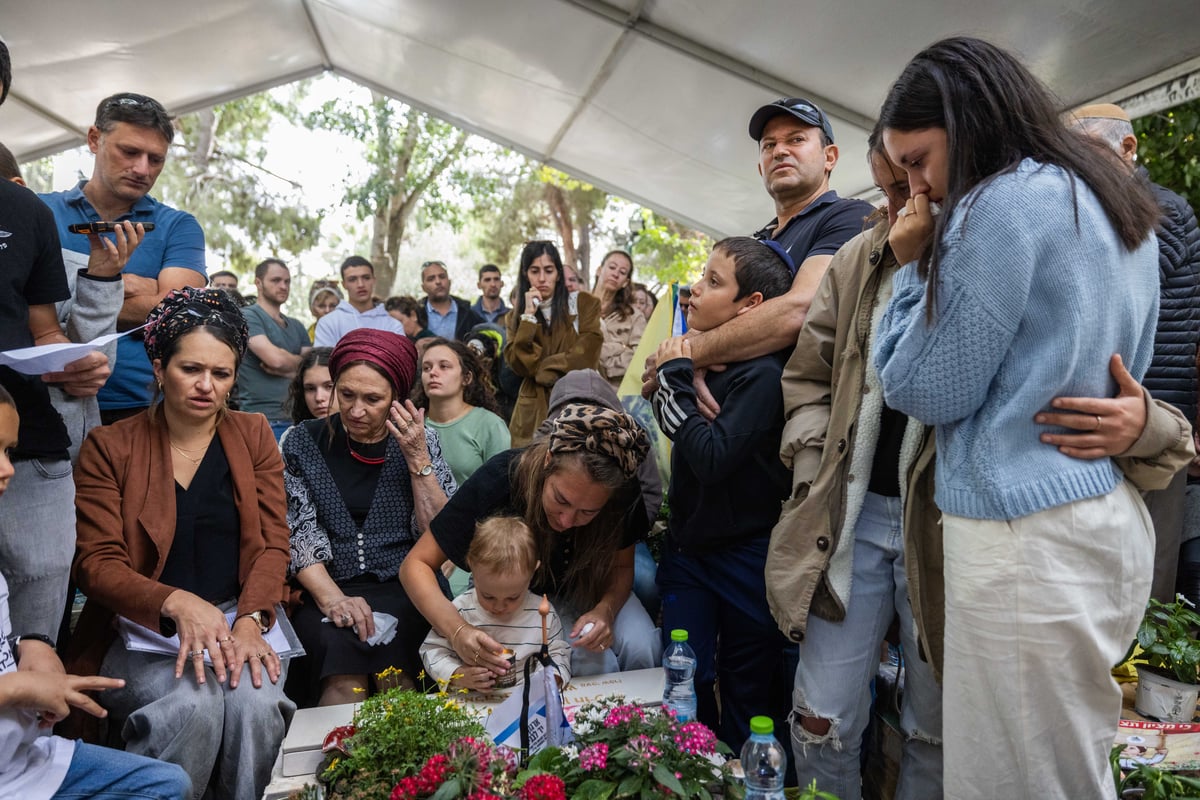 משפחה וחברים אבלים על קברו של רס"ן (במיל') דוד מאיר ז"ל, לוחם בסיירת מטכ"ל, במלאות שנה לנפילתו - בשמחת תורה בשנה שעברה, בקרב מול מחבלי החמאס השפלים בקיבוץ בארי