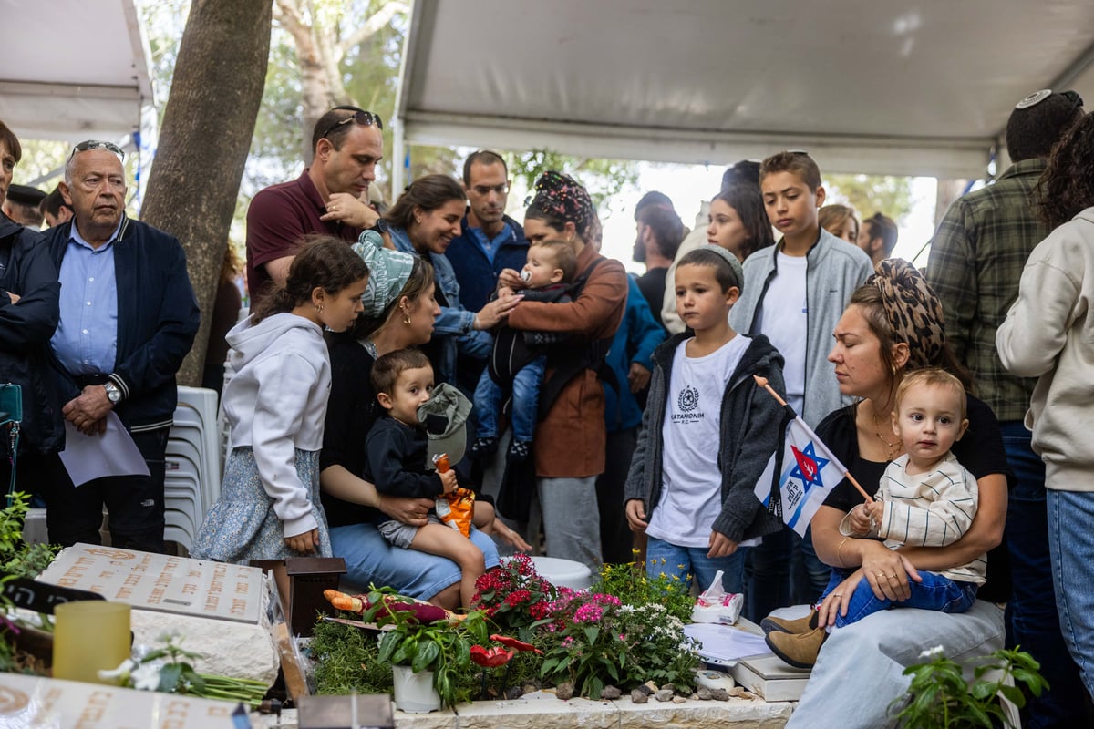 משפחה וחברים אבלים על קברו של רס"ן (במיל') דוד מאיר ז"ל, לוחם בסיירת מטכ"ל, במלאות שנה לנפילתו - בשמחת תורה בשנה שעברה, בקרב מול מחבלי החמאס השפלים בקיבוץ בארי