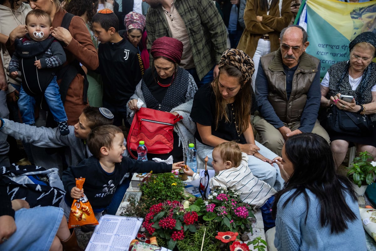 משפחה וחברים אבלים על קברו של רס"ן (במיל') דוד מאיר ז"ל, לוחם בסיירת מטכ"ל, במלאות שנה לנפילתו - בשמחת תורה בשנה שעברה, בקרב מול מחבלי החמאס השפלים בקיבוץ בארי