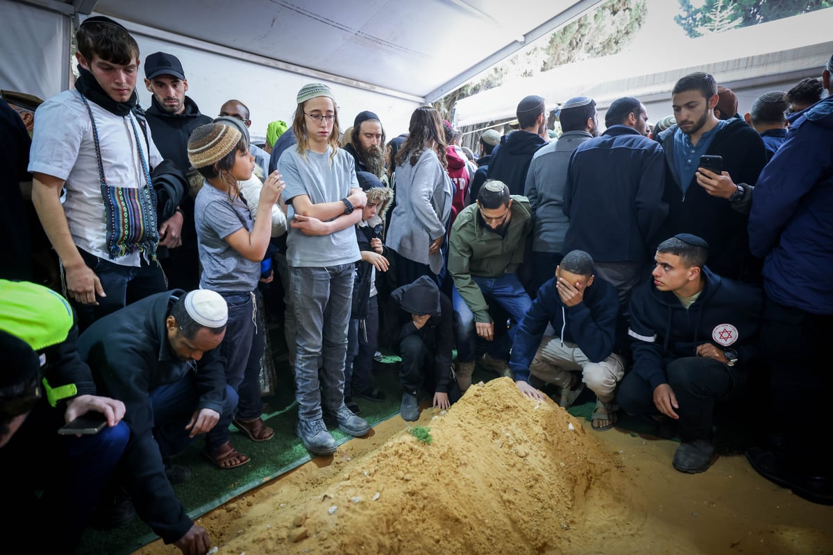 משפחה וחבריו של לוחם המילואים רס"ר (במיל') שלמה אביעד ניימן ז"ל, בן 31 בנופלו בקרב בדרום לבנון, משתתפים בהלווייתו בבית העלמין הצבאי הר הרצל 