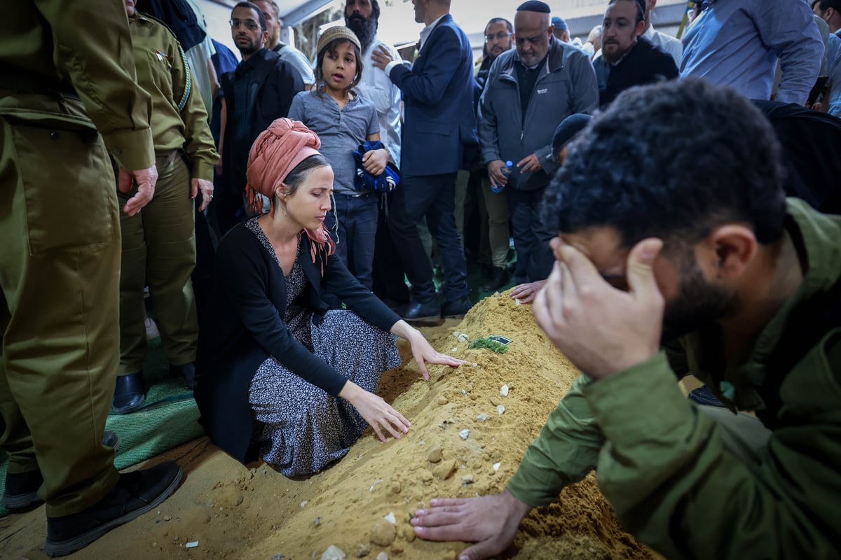 משפחה וחבריו של לוחם המילואים רס"ר (במיל') שלמה אביעד ניימן ז"ל, בן 31 בנופלו בקרב בדרום לבנון, משתתפים בהלווייתו בבית העלמין הצבאי הר הרצל 