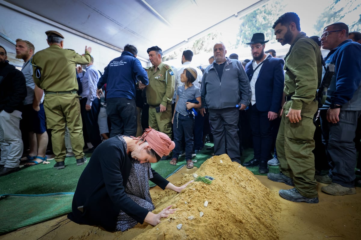 משפחה וחבריו של לוחם המילואים רס"ר (במיל') שלמה אביעד ניימן ז"ל, בן 31 בנופלו בקרב בדרום לבנון, משתתפים בהלווייתו בבית העלמין הצבאי הר הרצל 