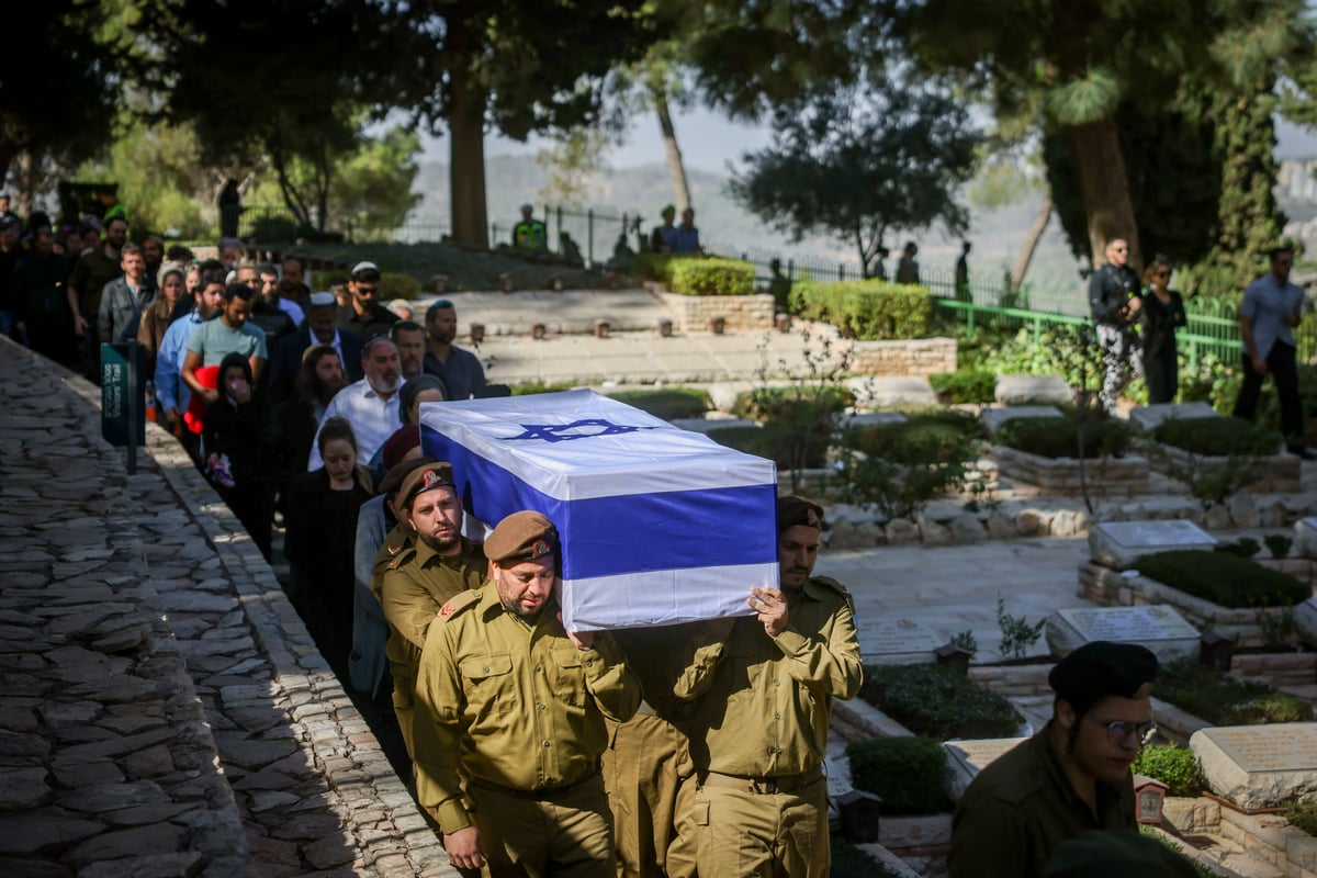 משפחה וחבריו של לוחם המילואים רס"ר (במיל') שלמה אביעד ניימן ז"ל, בן 31 בנופלו בקרב בדרום לבנון, משתתפים בהלווייתו בבית העלמין הצבאי הר הרצל 