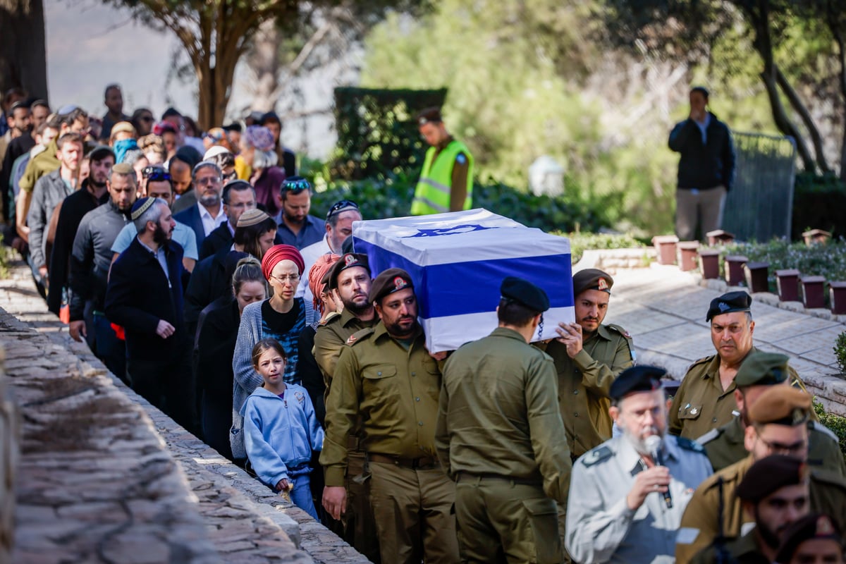 משפחה וחבריו של לוחם המילואים רס"ר (במיל') שלמה אביעד ניימן ז"ל, בן 31 בנופלו בקרב בדרום לבנון, משתתפים בהלווייתו בבית העלמין הצבאי הר הרצל 