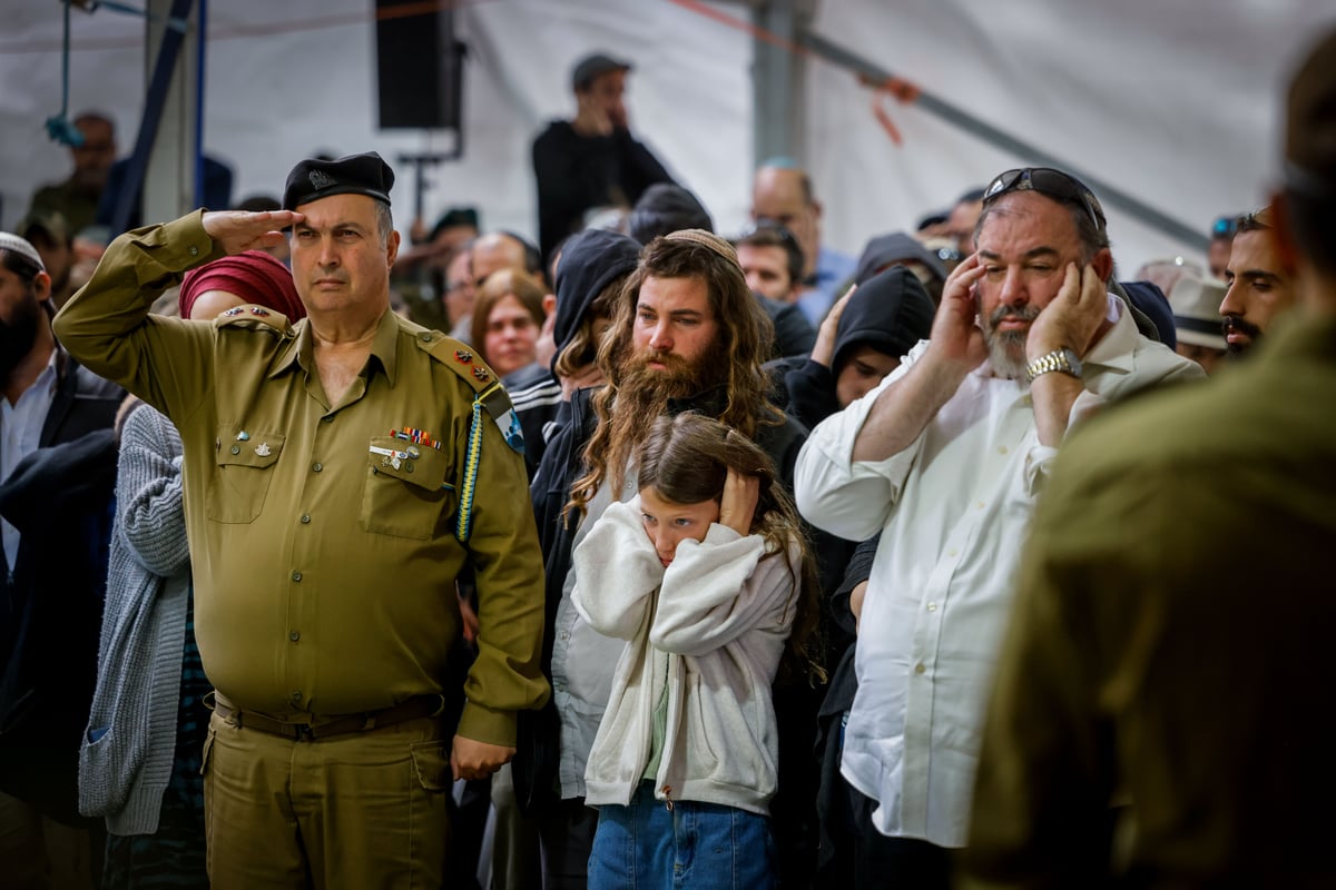 משפחה וחבריו של לוחם המילואים רס"ר (במיל') שלמה אביעד ניימן ז"ל, בן 31 בנופלו בקרב בדרום לבנון, משתתפים בהלווייתו בבית העלמין הצבאי הר הרצל 