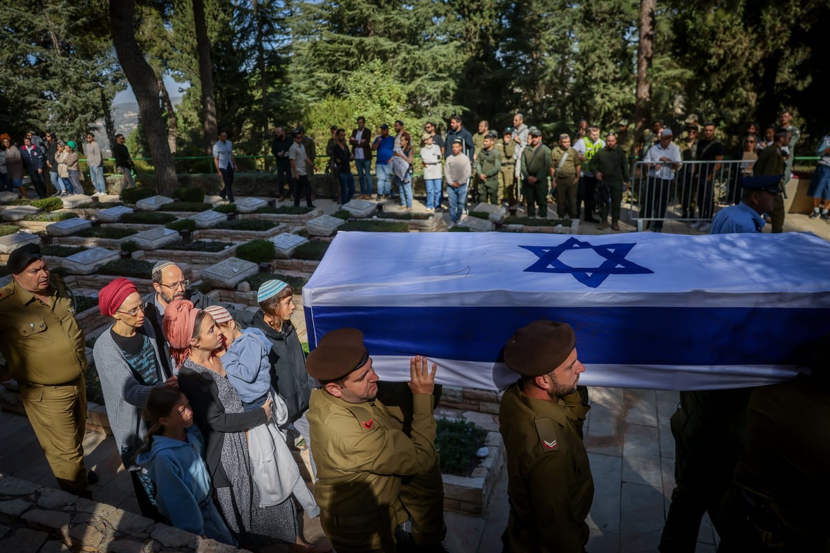 משפחה וחבריו של לוחם המילואים רס"ר (במיל') שלמה אביעד ניימן ז"ל, בן 31 בנופלו בקרב בדרום לבנון, משתתפים בהלווייתו בבית העלמין הצבאי הר הרצל 