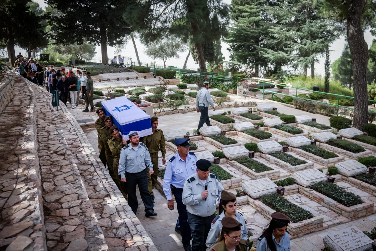 משפחה וחבריו של לוחם המילואים רס"ב (במיל') מרדכי חיים אמויאל ז"ל, בן 42 בנופלו בקרב בדרום לבנון, משתתפים בהלווייתו בבית העלמין הצבאי הר הרצל 