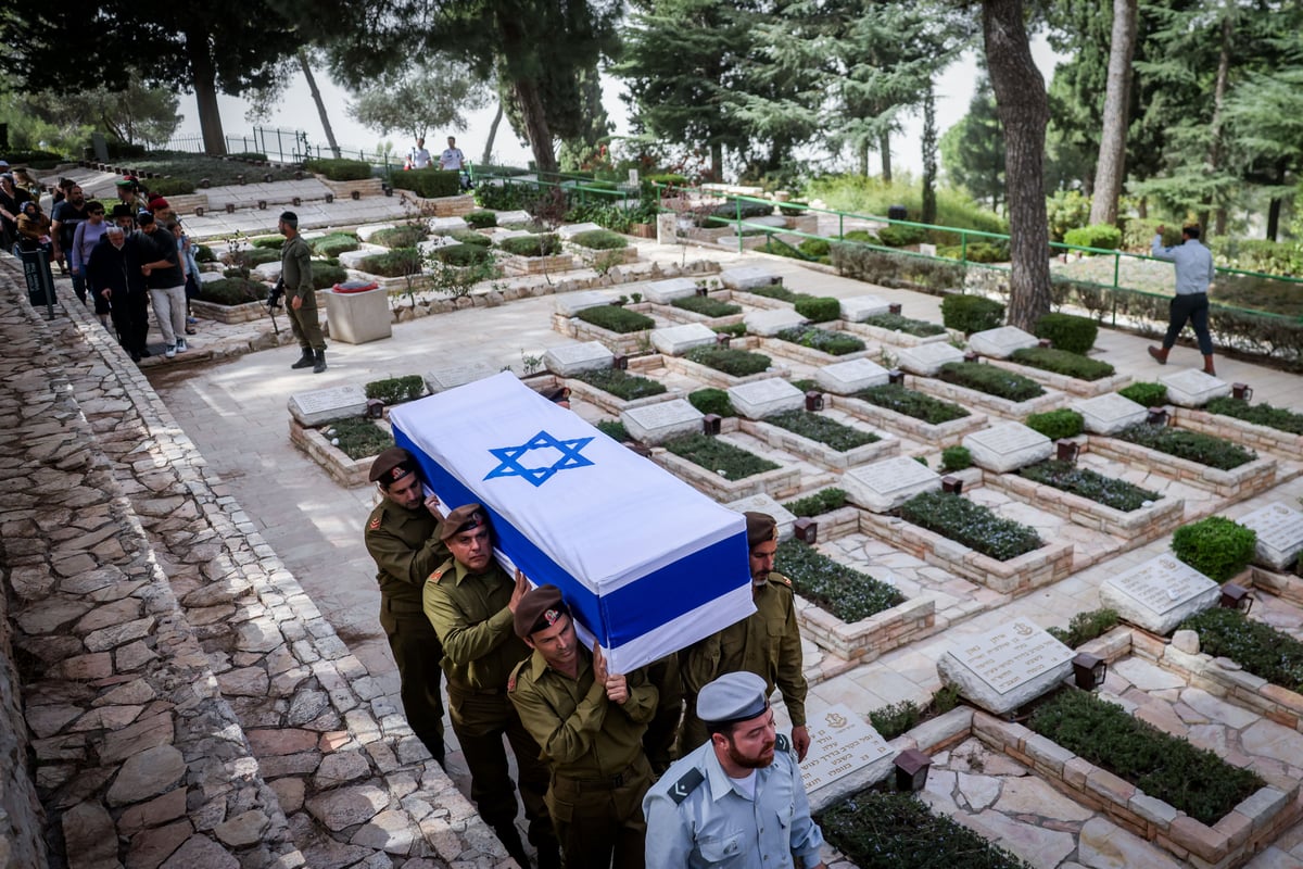 משפחה וחבריו של לוחם המילואים רס"ב (במיל') מרדכי חיים אמויאל ז"ל, בן 42 בנופלו בקרב בדרום לבנון, משתתפים בהלווייתו בבית העלמין הצבאי הר הרצל 