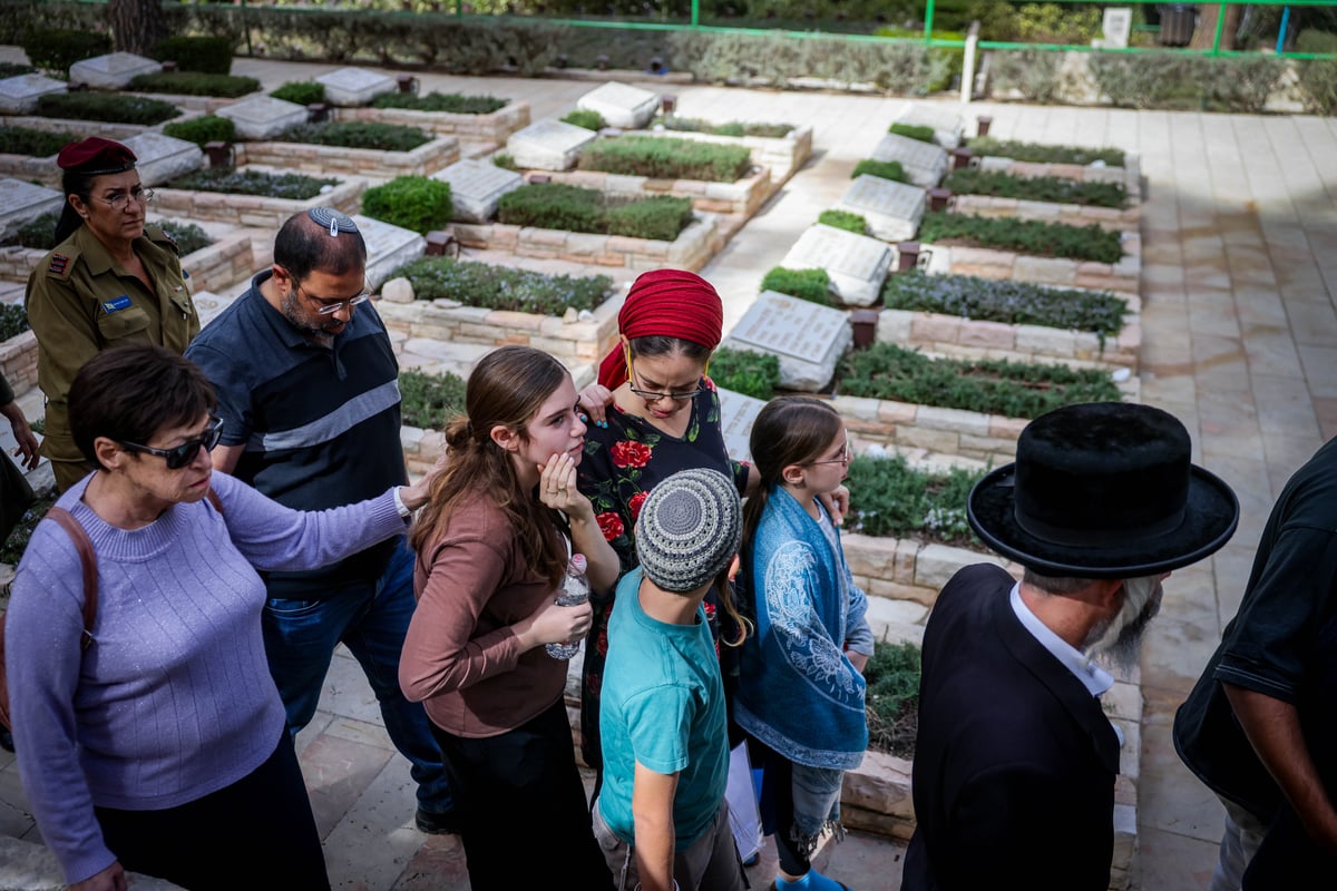 משפחה וחבריו של לוחם המילואים רס"ב (במיל') מרדכי חיים אמויאל ז"ל, בן 42 בנופלו בקרב בדרום לבנון, משתתפים בהלווייתו בבית העלמין הצבאי הר הרצל 