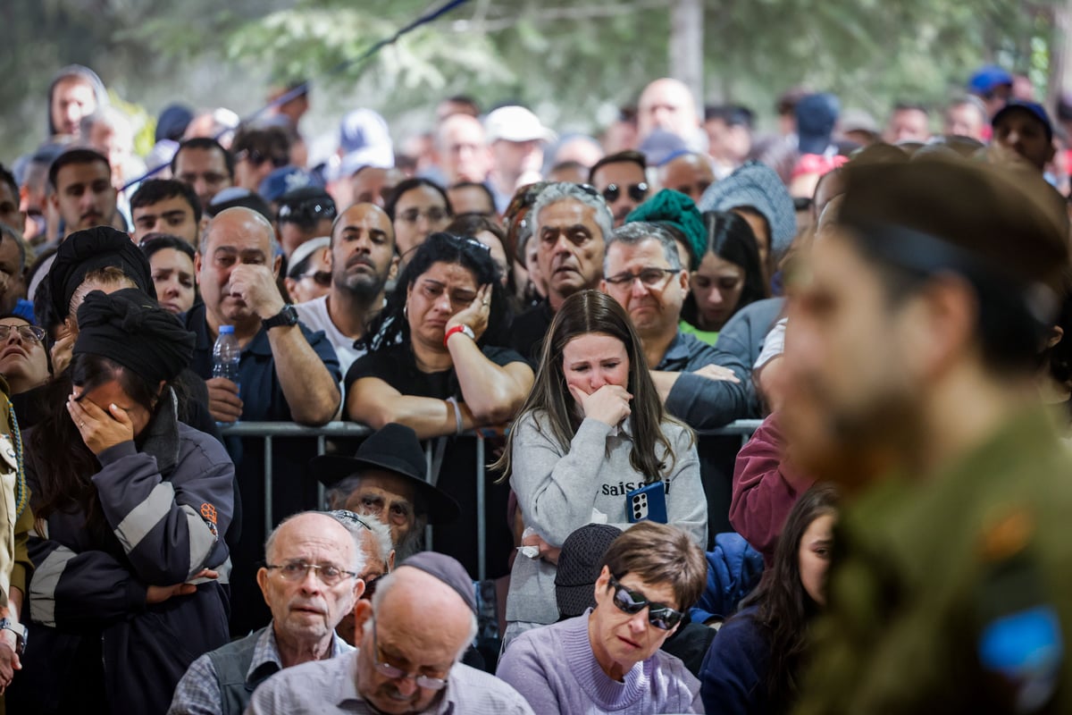 משפחה וחבריו של לוחם המילואים רס"ב (במיל') מרדכי חיים אמויאל ז"ל, בן 42 בנופלו בקרב בדרום לבנון, משתתפים בהלווייתו בבית העלמין הצבאי הר הרצל 