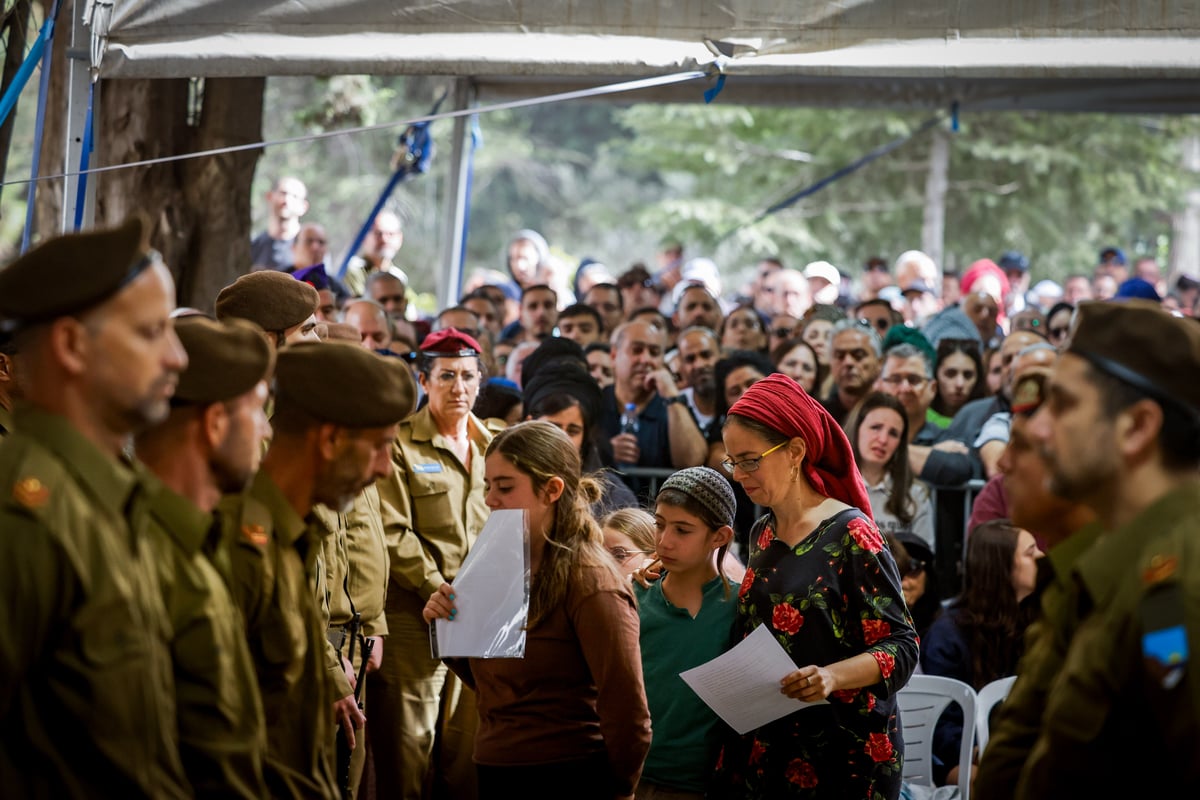 משפחה וחבריו של לוחם המילואים רס"ב (במיל') מרדכי חיים אמויאל ז"ל, בן 42 בנופלו בקרב בדרום לבנון, משתתפים בהלווייתו בבית העלמין הצבאי הר הרצל 