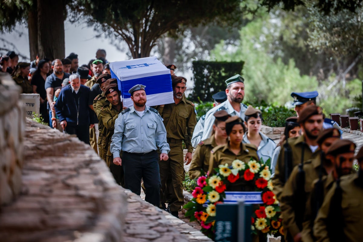 משפחה וחבריו של לוחם המילואים רס"ב (במיל') מרדכי חיים אמויאל ז"ל, בן 42 בנופלו בקרב בדרום לבנון, משתתפים בהלווייתו בבית העלמין הצבאי הר הרצל 