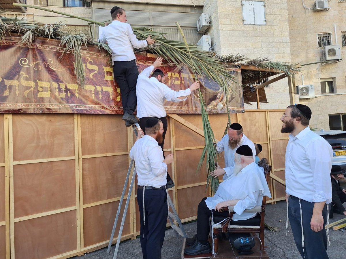 סוכות תשפ"ה במחיצת הגר"מ שטרנבוך