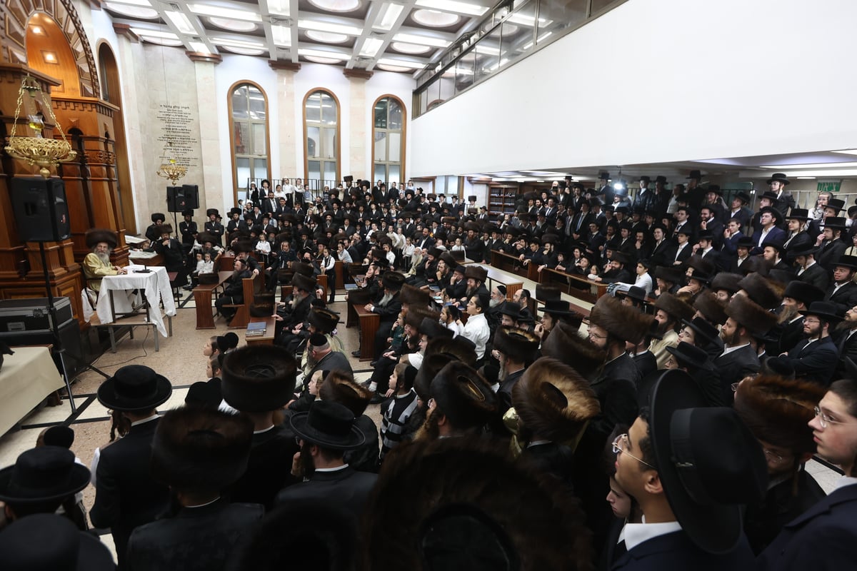 הגה"צ רבי אלימלך בידרמן בשמחת בית השואבה בעיר בית שמש 