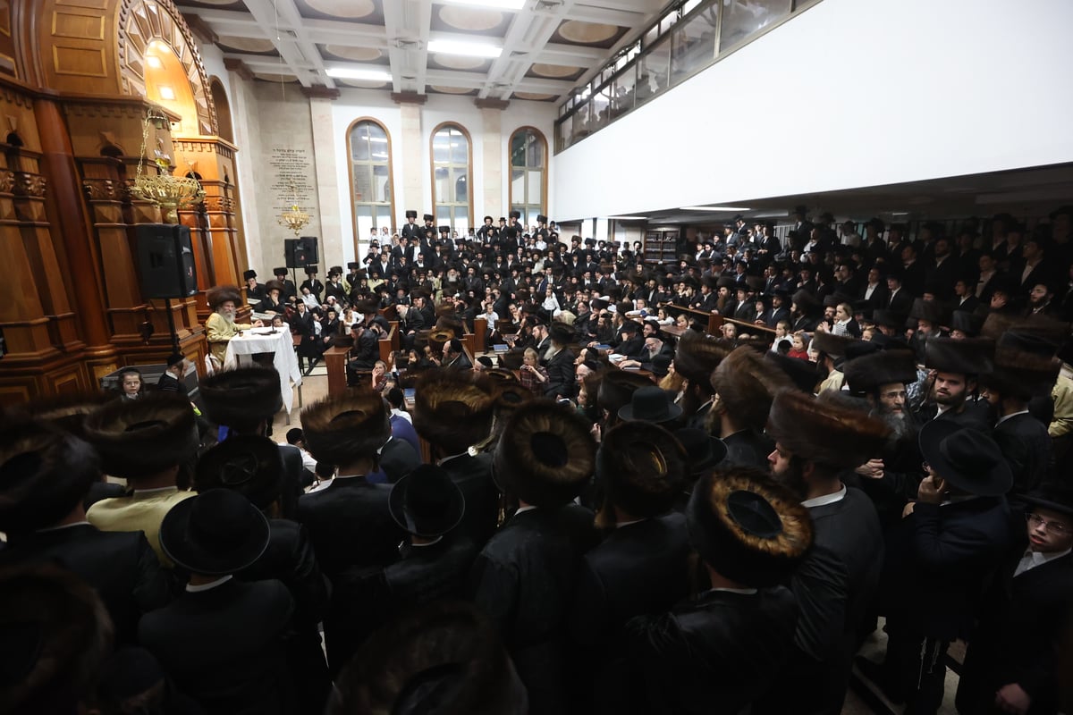 הגה"צ רבי אלימלך בידרמן בשמחת בית השואבה בעיר בית שמש 