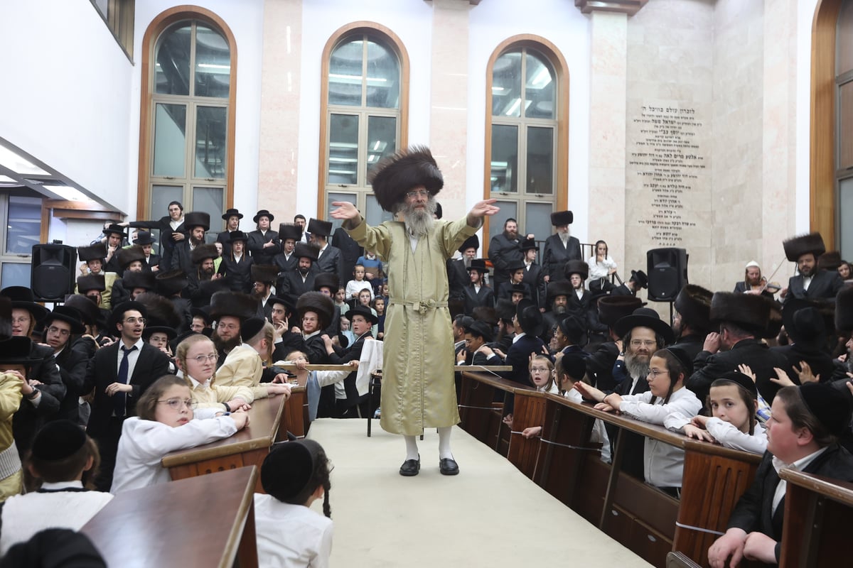 הגה"צ רבי אלימלך בידרמן בשמחת בית השואבה בעיר בית שמש 