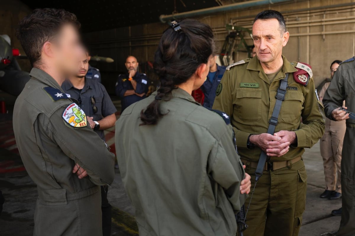 הרמטכ"ל רא"ל הרצי הלוי עם טייסים בבסיס רמון