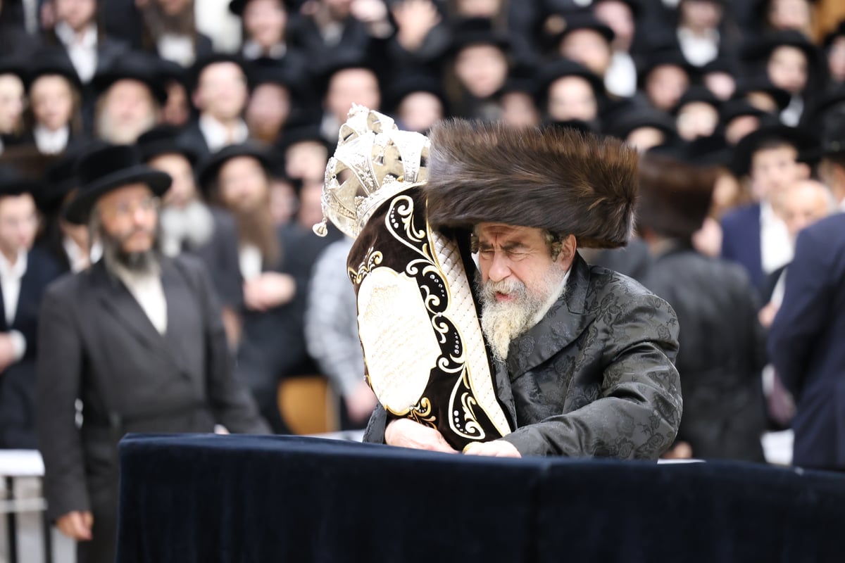 הכנסת ספר תורה בחצה"ק רחמסטריווקא 