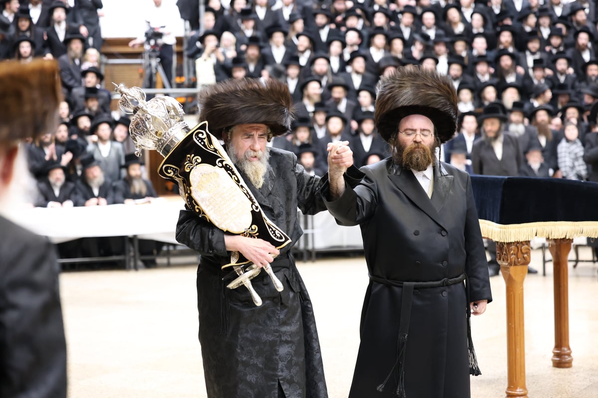 הכנסת ספר תורה בחצה"ק רחמסטריווקא 