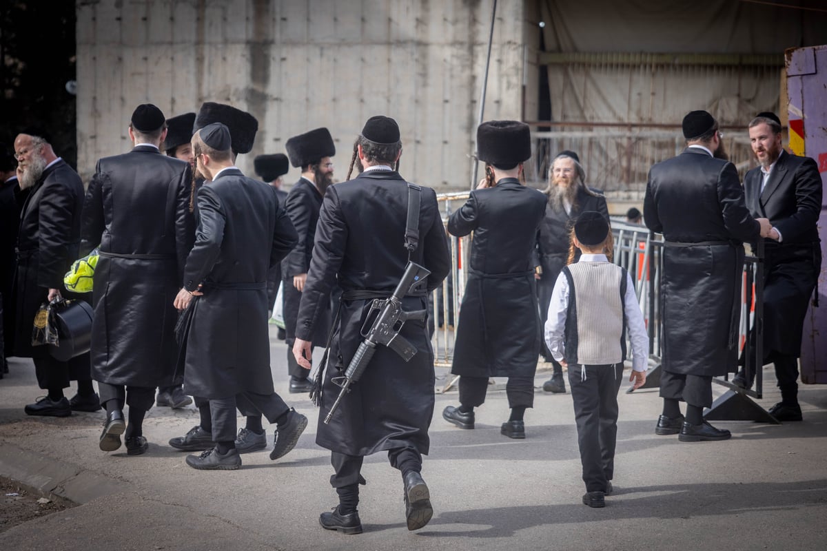 'יהיו תמיד נקודות שעליהם החסיד ישמור, כמו למשל החזות החיצונית'. חייל בחסידות בחופשה עם הלבושים