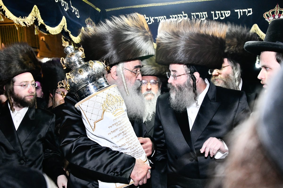 הכנסת ספר תורה בחצה"ק דושינסקיא 