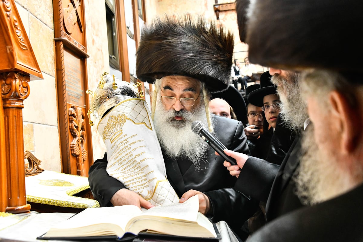 הכנסת ספר תורה בחצה"ק דושינסקיא 