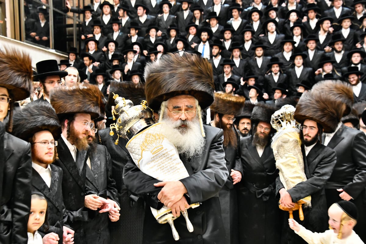 הכנסת ספר תורה בחצה"ק דושינסקיא 