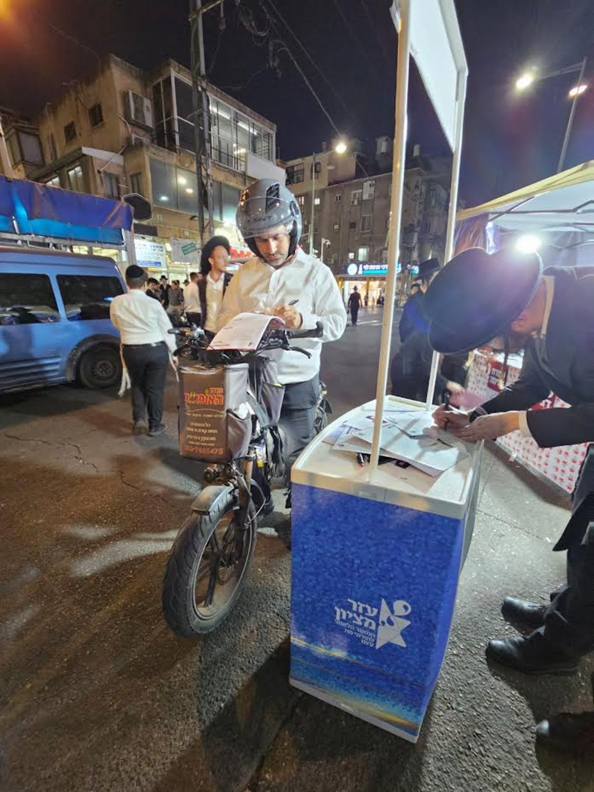 לאורך כל היום עמדו מתנדבי עזר מציון במתחם שמול בית הכנסת וטיפלו בפניות 