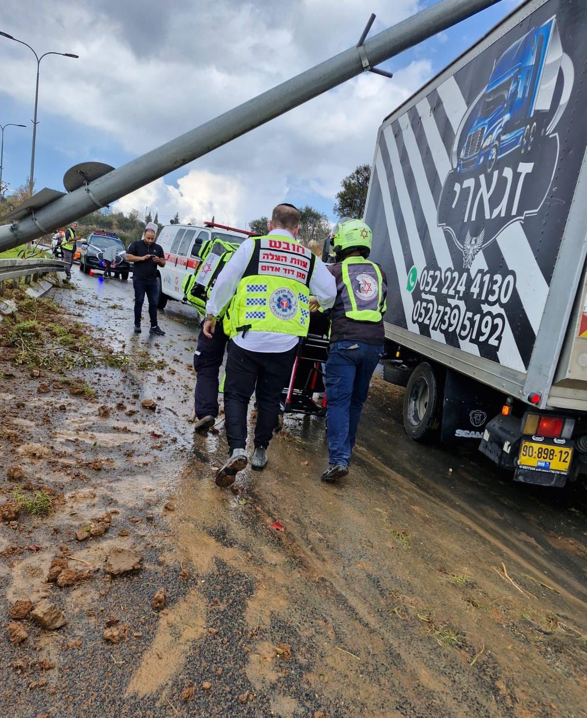 בעקבות מזג האוויר: האוטובוס התהפך בכביש בירושלים