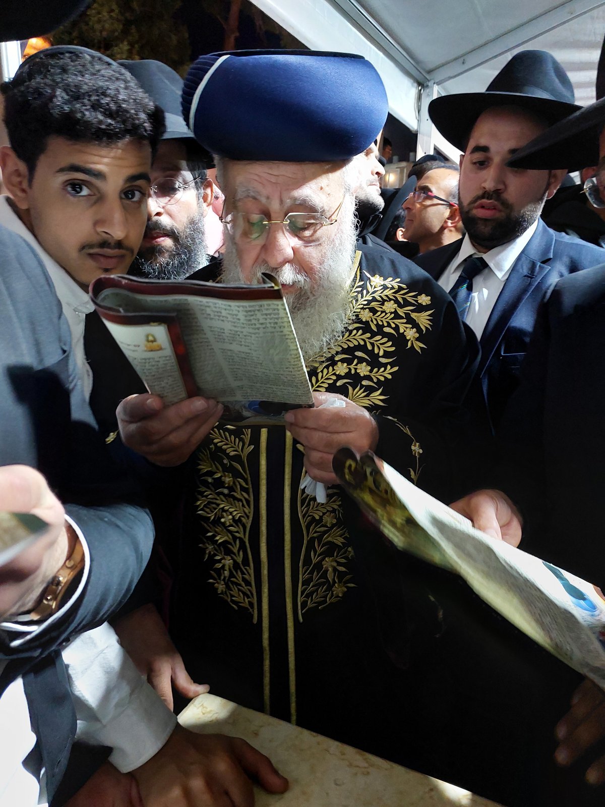 הגאון רבי יצחק יוסף בציון אביו הגר"ע יוסף זצ"ל ביום ההילולא 