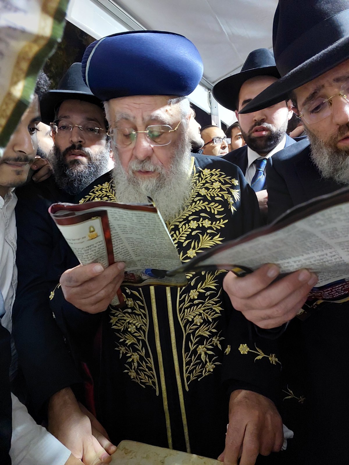 הגאון רבי יצחק יוסף בציון אביו הגר"ע יוסף זצ"ל ביום ההילולא 