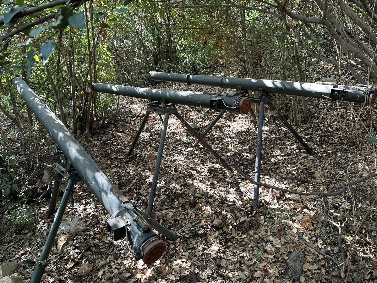 משגרים טעונים בטילים של ארגון הטרור חיזבאללה בתוך הצמחייה בדרום לבנון