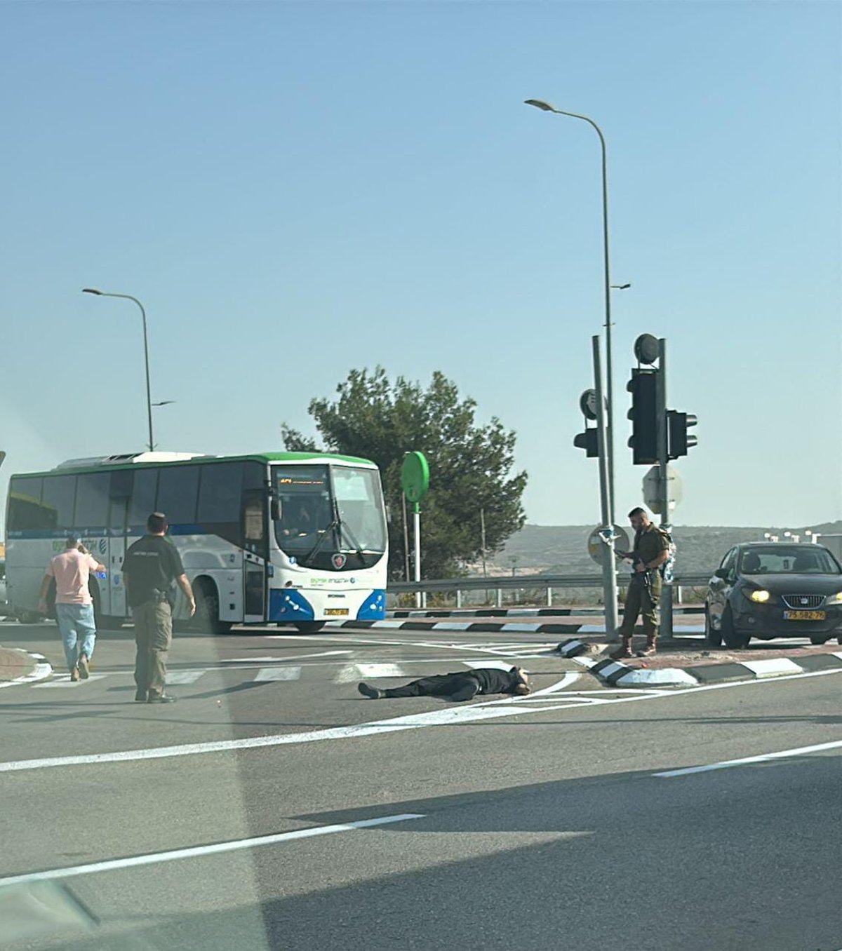 המחבל מנוטרל בזירת הפיגוע בכניסה ליישוב שילה בבנימין