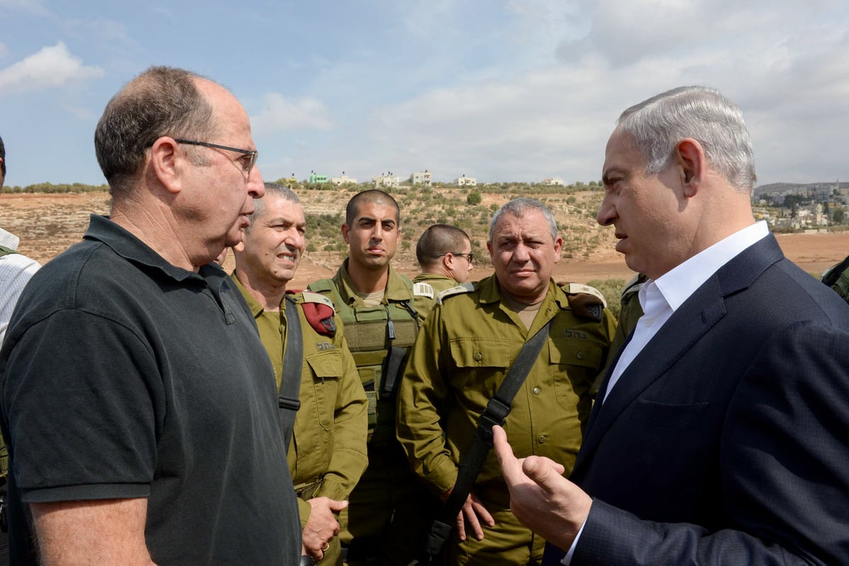 ראש הממשלה בנימין נתניהו בשיחה עם שר הביטחון בוגי יעלון, בשנת 2015