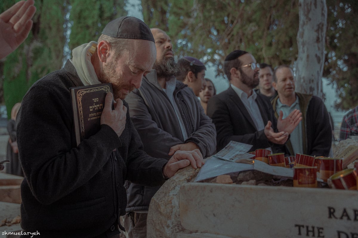 העליה לקבר רבי שלמה קרליבך ביום השנה ה-30 לפטירתו