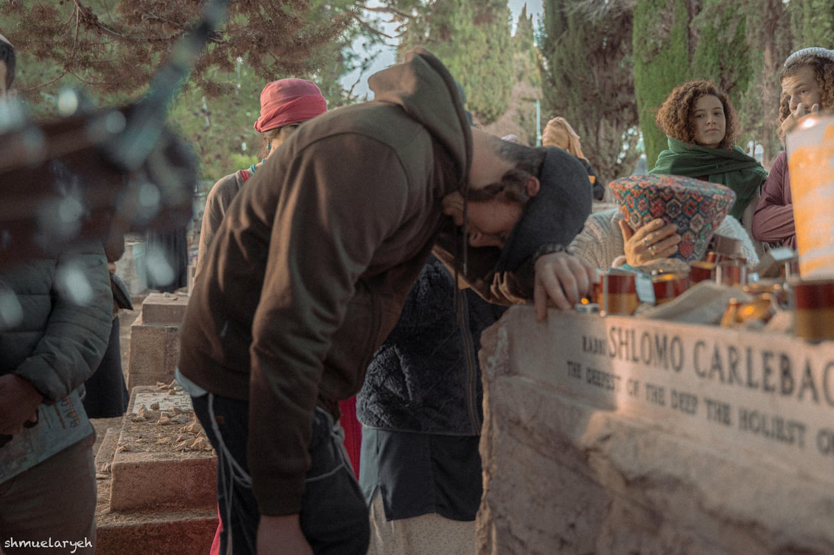 העליה לקבר רבי שלמה קרליבך ביום השנה ה-30 לפטירתו