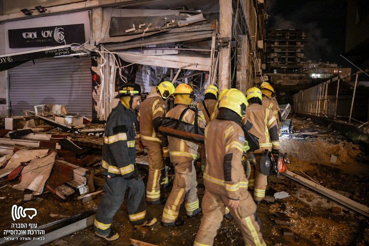 חמישה פצועים, שריפה והרס רב מנפילת חלקי טיל ברמת גן | 5 הרוגים בביירות