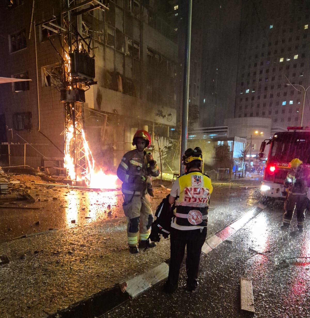 חמישה פצועים, שריפה והרס רב מנפילת חלקי טיל ברמת גן | 5 הרוגים בביירות