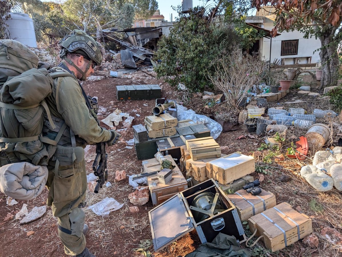 חזי עם חלק מציוד הלחימה שנמצאו בבתי החיזבללה