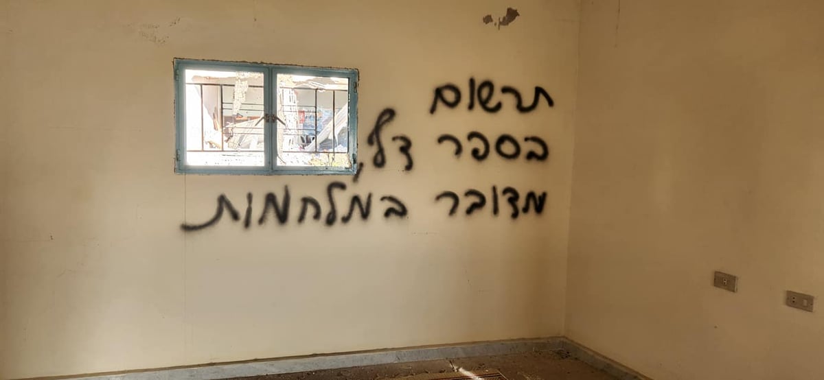 "חום יולי אוגוסט אז היה כבד מאוד, שעת צהריים, הפלוגה הלכה בוואדי. תרשום בספר דף, מדובר במלחמות, תרשום פצועים שרועדים, וזה נורמלי"